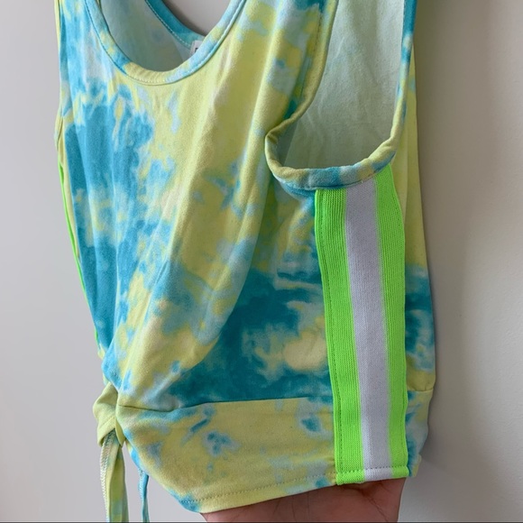 Tie Front Cropped Tank Top - Picture 3 of 5